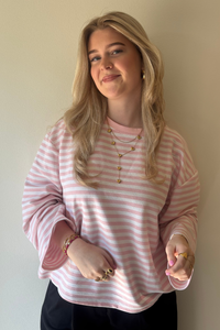 Layered love ketting van Fencyjewels gedragen door model. Trendy ketting met laagjes en hartjes die elke outfit een fashionable touch geeft.