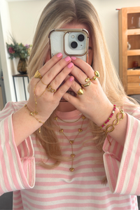 Lente armband van Fencyjewels gecombineerd met outfit. Trendy armband met roze steentjes die elke look een frisse en stijlvolle touch geeft.