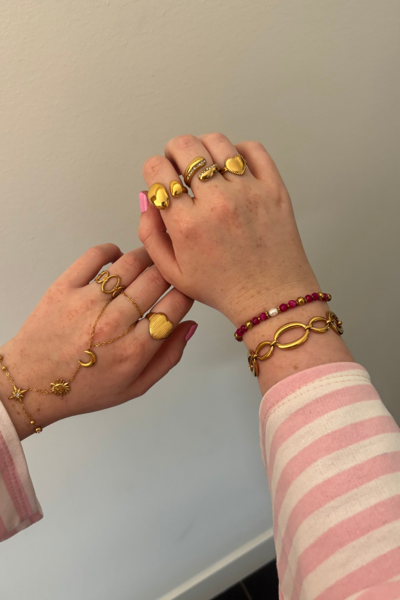 Lente armband van Fencyjewels gedragen om de pols. Speelse armband met roze details en pareltje, ideaal voor een vrolijke en vrouwelijke uitstraling.