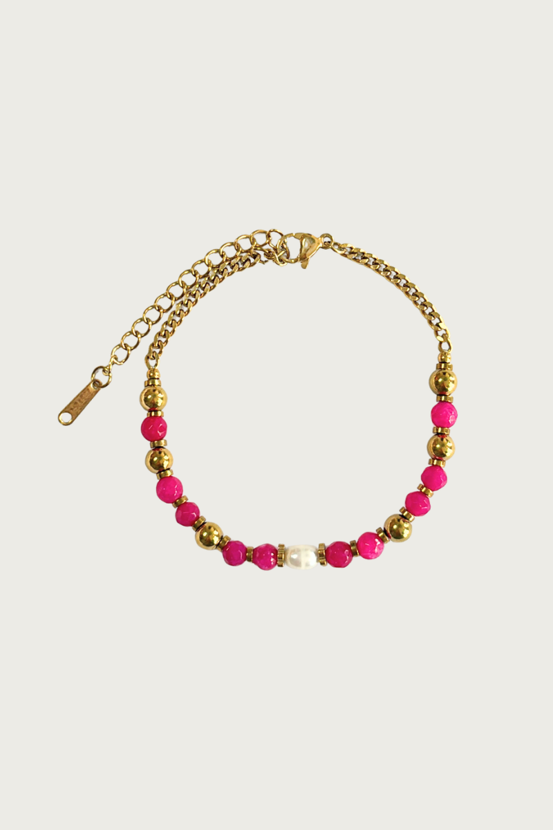 Lente armband van Fencyjewels met roze steentjes en subtiel pareltje. Gouden armband van stainless steel, waterproof en perfect voor een frisse zomerse look.
