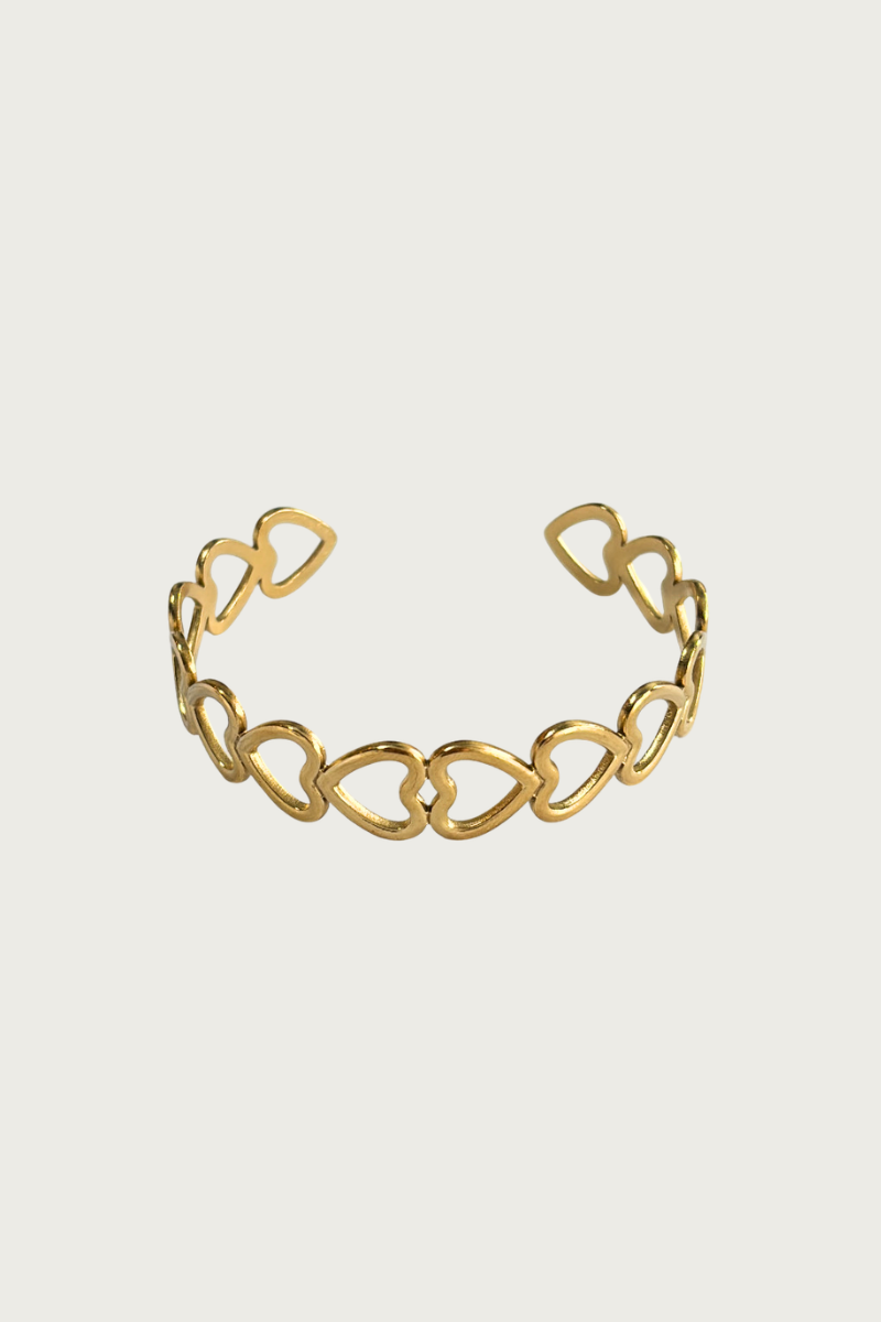 Love bangle van Fencyjewels met open hartjes design in goudkleur. Elegante armband van stainless steel, waterproof en perfect voor een vrouwelijke look.