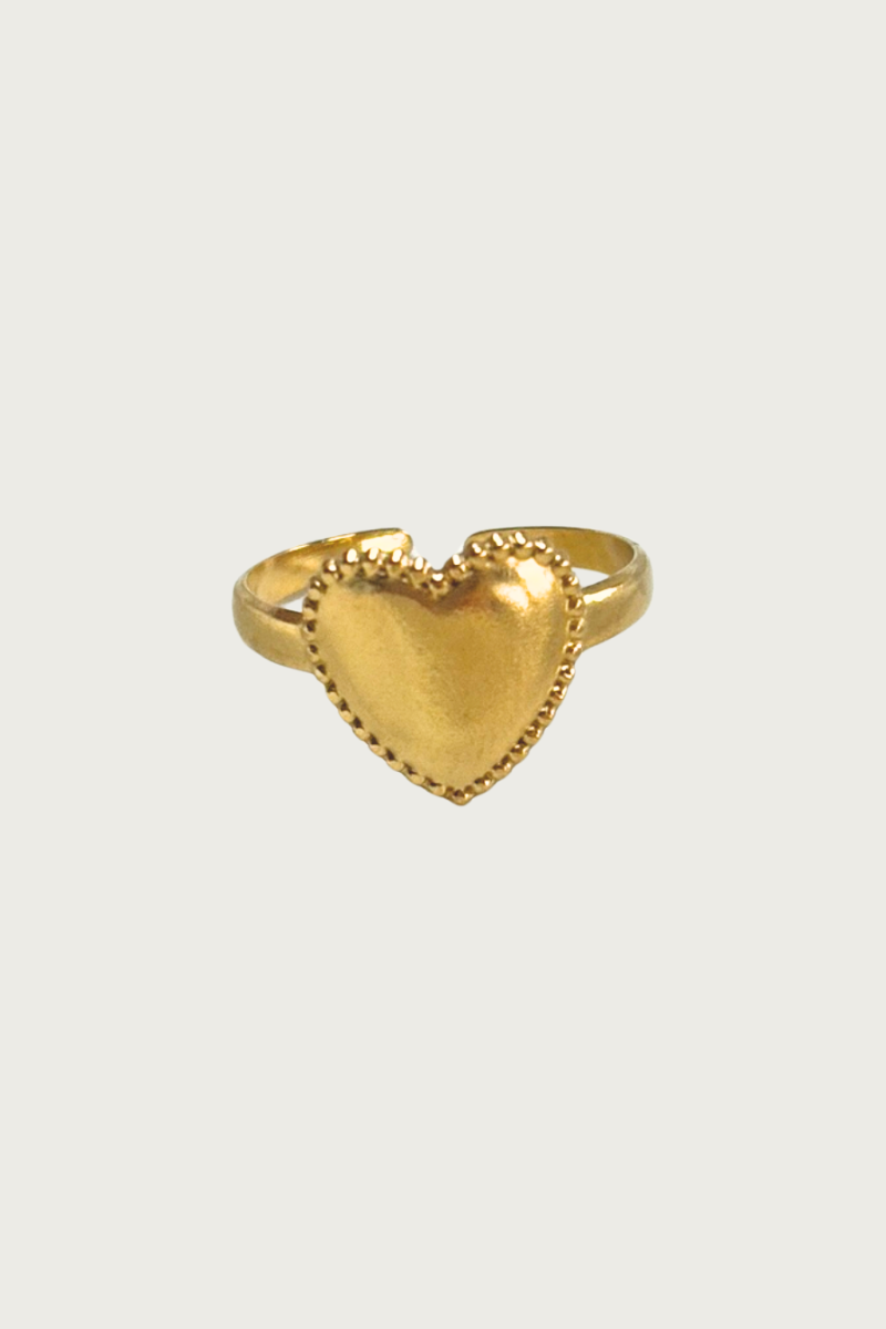 Love me ring van Fencyjewels met hartje in goudkleur. Verstelbare ring van stainless steel, waterproof en perfect voor een vrouwelijke look.