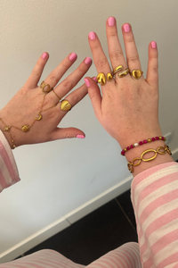 Love me ring van Fencyjewels gedragen om de hand. Gouden ring met hartje die stijlvol te combineren is met andere ringen.