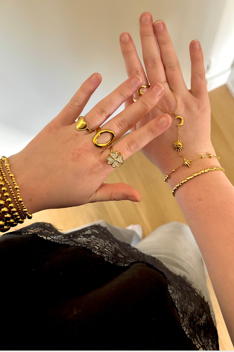 Lucky ring draaibaar van Fencyjewels gecombineerd met outfit. Trendy ring met klaver detail die zorgt voor een speelse en stijlvolle uitstraling.