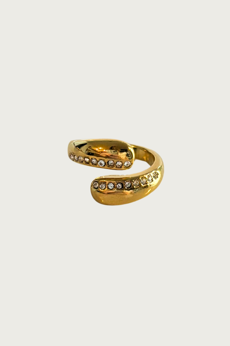 Luxe spark ring van Fencyjewels met subtiele diamantlook steentjes. Gouden ring van stainless steel, verstelbaar, waterproof en perfect voor een elegante look.