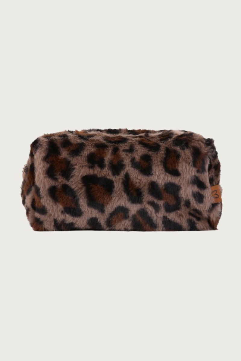 Panter toilettasje van Fencyjewels met luipaardprint in vooraanzicht. Handig en trendy tasje voor make-up en kleine essentials.