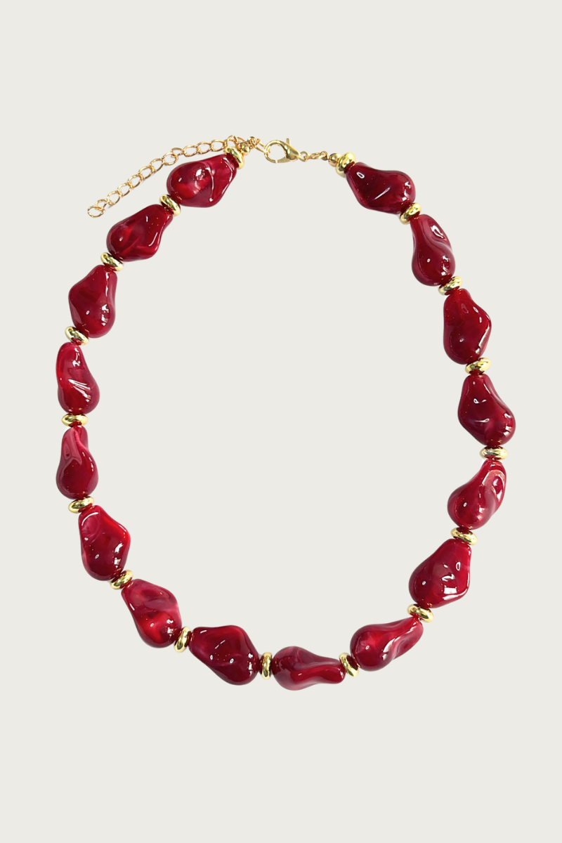 Rode kralen ketting van Fencyjewels met opvallende kralen en gouden sluiting. Trendy ketting die perfect is voor een kleurrijke en stijlvolle look.