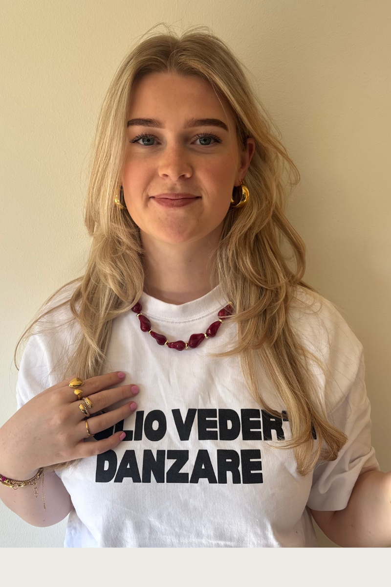 Rode kralen ketting van Fencyjewels gedragen door model. Opvallende ketting met rode kralen die elke outfit een trendy en speelse uitstraling geeft.