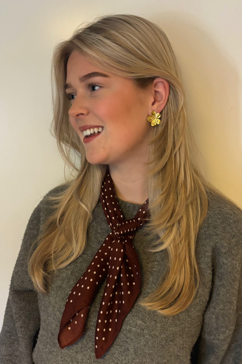 Sjaal bordeaux met stippen van Fencyjewels gedragen door model in casual outfit. Stijlvolle sjaal met warme kleur en speelse print.