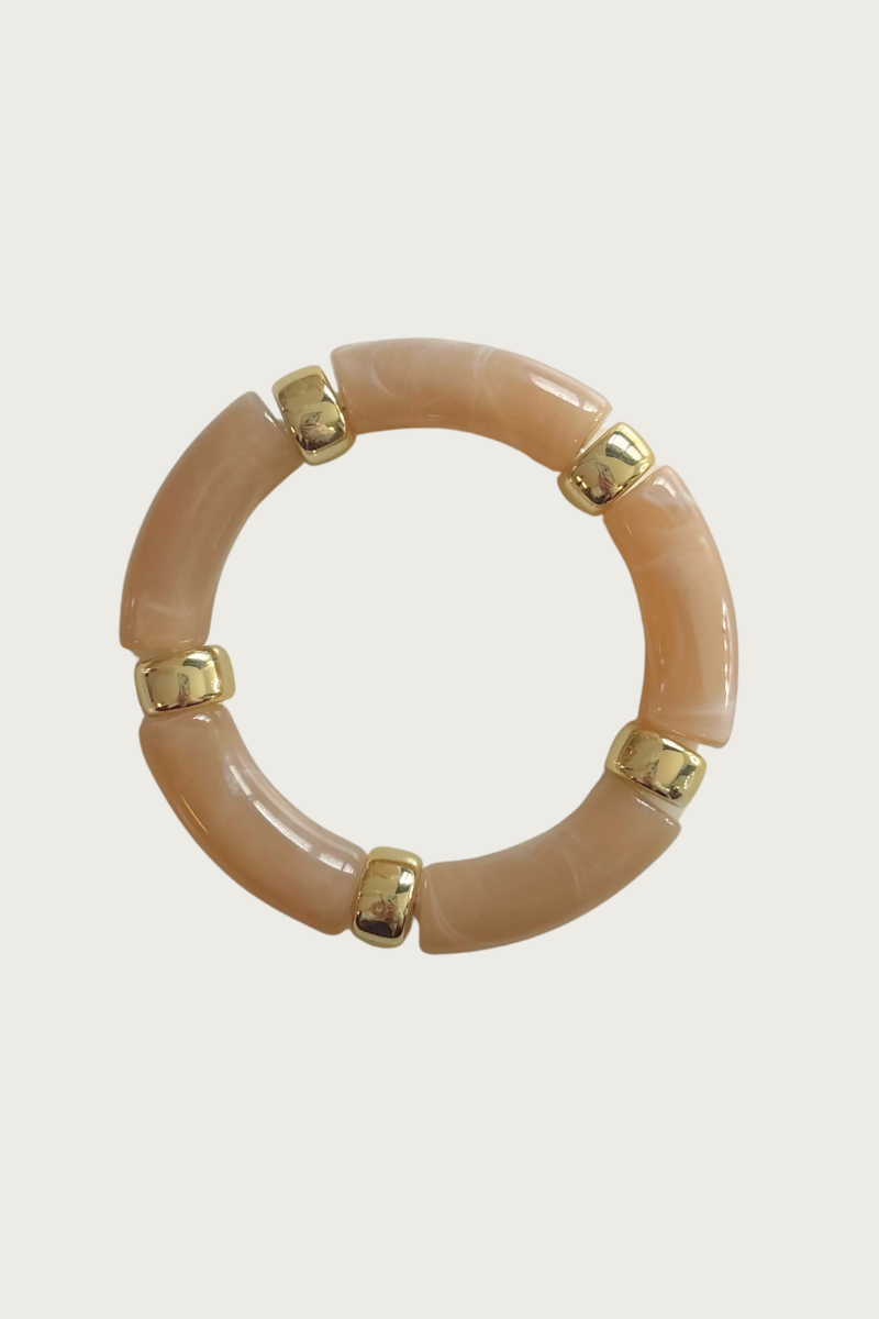 Statement bangle extra lichtbruin van Fencyjewels met goudkleurige details. Trendy armband met zachte beige tint en luxe uitstraling.