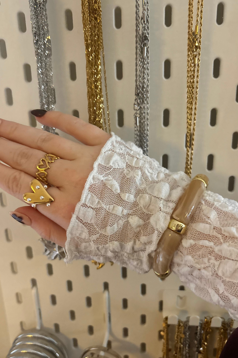 Statement bangle extra lichtbruin van Fencyjewels gedragen om de pols. Opvallende armband met gouden accenten, perfect als stijlvolle statement piece.