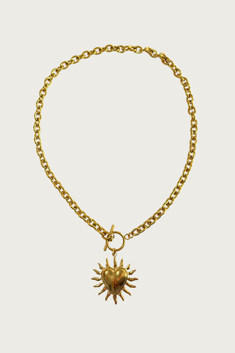 Sunheart ketting van Fencyjewels met zon hanger en subtiel hartdetail. Gouden ketting van stainless steel, waterproof en perfect voor een warme en stijlvolle look.
