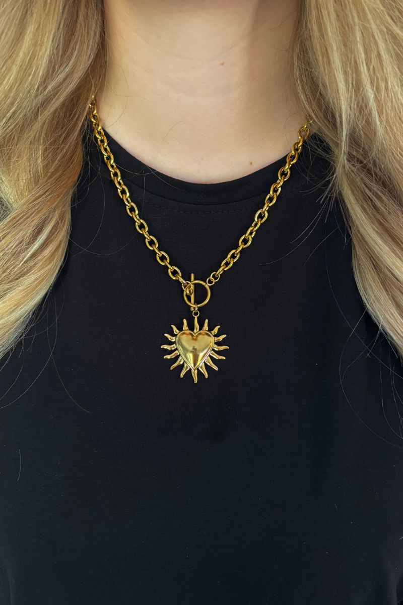 Sunheart ketting van Fencyjewels gedragen om de hals. Gouden ketting met zon hanger die elke outfit een speelse en stijlvolle uitstraling geeft.
