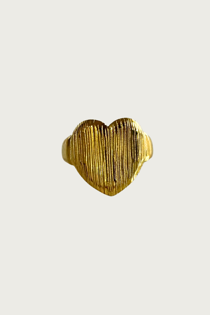 Sweet heart ring van Fencyjewels met hartje in goudkleur. Verstelbare ring van stainless steel, waterproof en perfect voor een elegante en vrouwelijke look.