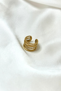 Triple glow earcuff van Fencyjewels met meerdere lagen in goudkleur. Stijlvolle earcuff van stainless steel, verstelbaar en te dragen zonder gaatje.
