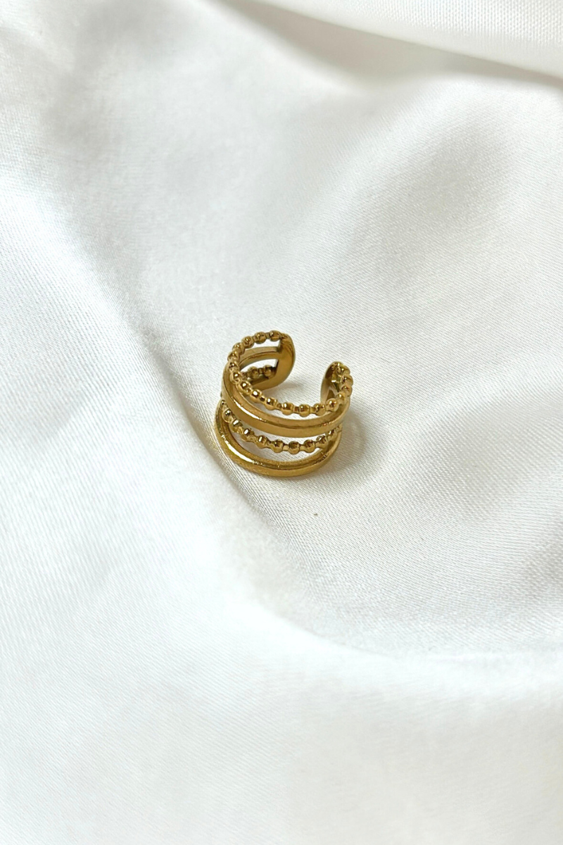 Triple glow earcuff van Fencyjewels met meerdere lagen in goudkleur. Stijlvolle earcuff van stainless steel, verstelbaar en te dragen zonder gaatje.