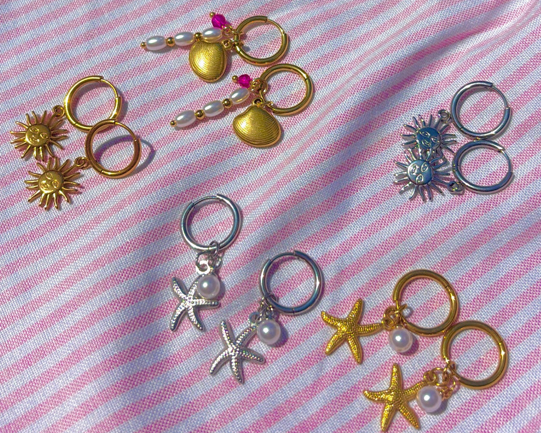 Fencyjewels zomerse oorbellen collectie – gouden en zilveren oorbellen met schelpen, parels, zeesterren en zonontwerpen, handgemaakte sieraden met strandvibes voor dames.